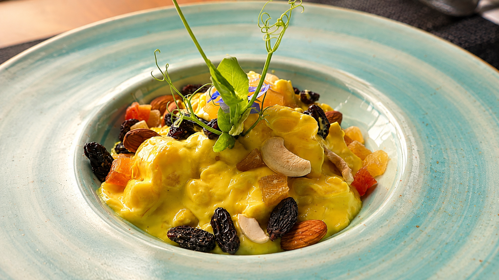 Pollo al curry con frutos secos